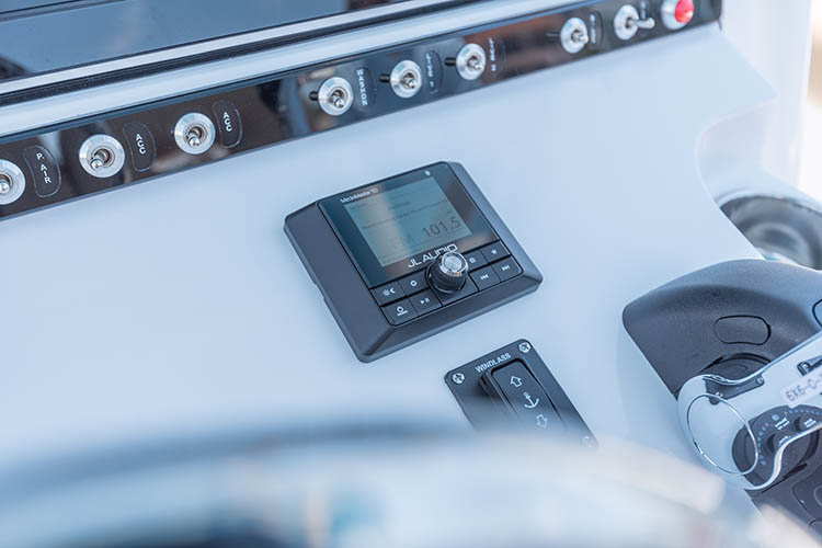 2019 Sportsman Heritage 241 Center Console Boat