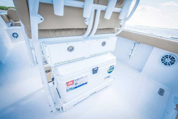 2018 Sportsman Heritage 241 Center Console Boat