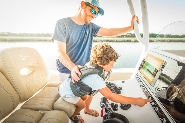 2018 Sportsman Heritage 241 Center Console Boat