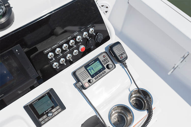 Detail image of Garmin VHF 110 Radio w/ Antenna