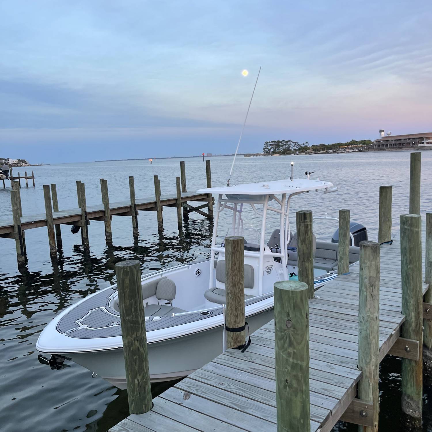 An afternoon dinner stroll to Bay Cafe in Fort Walton Beach.